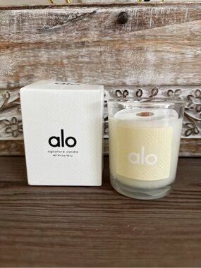 NEW!❤️Alo❤️ Signature Candle